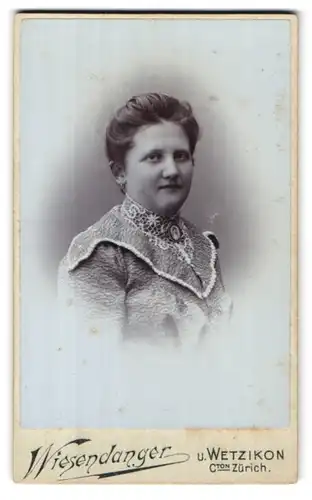 Fotografie Wiesendanger, Wetzikon, Portrait bildschöne junge Frau mit eleganter Stickerei an der Bluse
