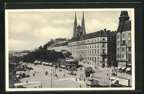 AK Brünn, Blick vom Bahnhof auf Platz mit Strassenbahn