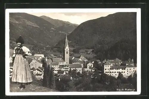 AK Rio di Pusteria, Panorama und Frau in Volkstracht