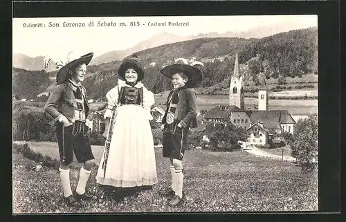 AK San Lorenzo di Sebato, Costumi Pusteresi, Kinder in Tracht am Ortsrand