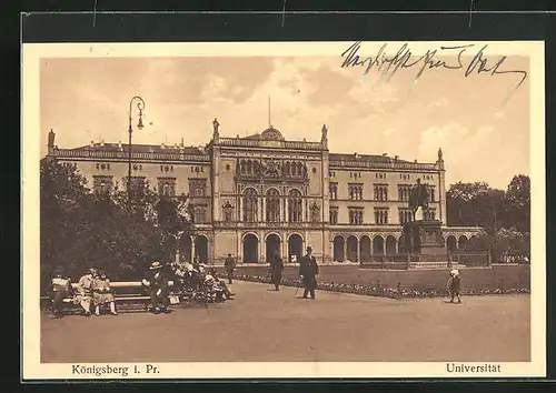 AK Königsberg i. Pr., Passanten vor der Universität