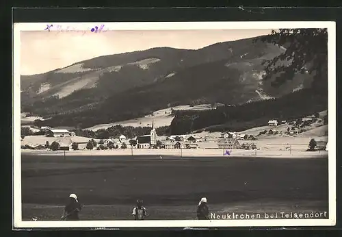 AK Neukirchen, Gesamtansicht mit Gebirgswand
