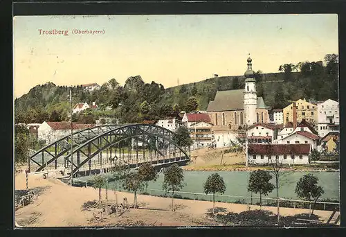 AK Trostberg / Oberbayern, Teilansicht mit Flussbrücke und Kirche