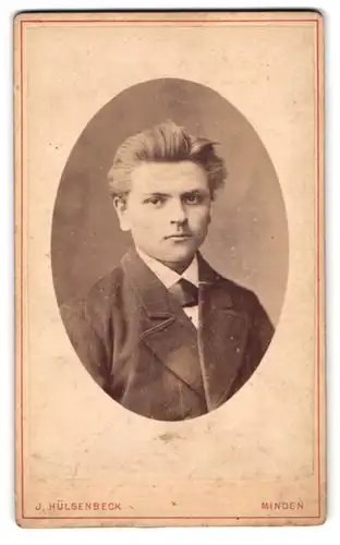 Fotografie J. Hülsenbeck, Minden, Marienwallstr., Portrait junger Knabe im Anzug mit Fliege