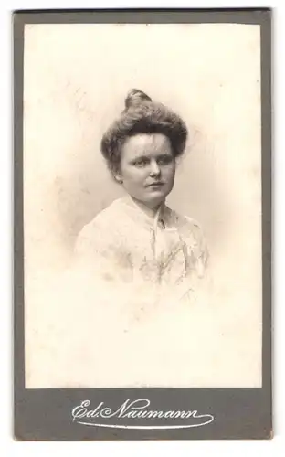 Fotografie Ed. Naumann, Meerane i. S., Augustus-Str. 33, Portrait junge Frau in weisser Bluse mit Hochsteckfrisur