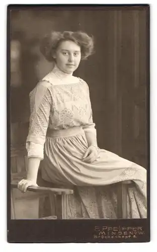 Fotografie F. Pfeiffer, Minden i. W., Brückenkopf 6, Portrait junge Frau im Jugendstilkleid