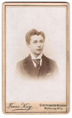 Fotografie Franz Kny, Questenberg, Mühlweg 10, Portrait junger Knabe im Anzug mit Krawatte