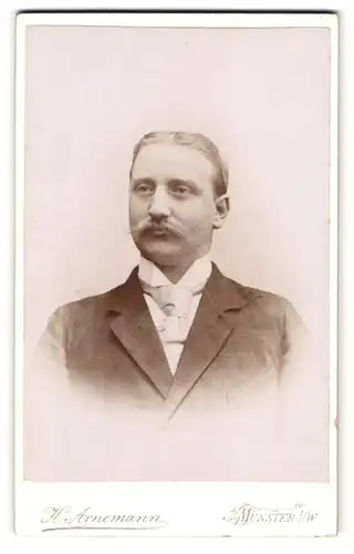 Fotografie H. Arnemann, Münster i. W., Frauenstr. 1, Portrait Julius Viertzauer im Anzug mit heller Krawatte