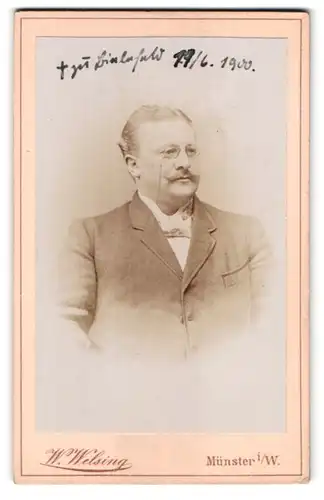 Fotografie W. Welsing, Münster i. W., Bergstr. 4, Portrait Wilhelm Müller im Anzug mit zwicker Brille