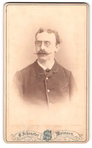 Fotografie E. Schroeter, Meissen, Obergasse 597, Portrait Ref. B. Dietrich im Anzug mit Zwirbelbart