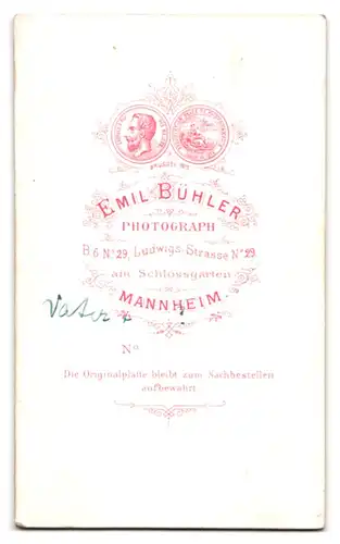 Fotografie Emil Bühler, Mannheim, Ludwigs-Str. 29, Portrait zwei Herren in Anzügen posieren im Atelier