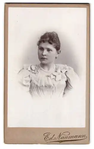 Fotografie Ed. Naumann, Meerane i. S., Augustusstr. 33, Portrait junge Frau im weissen Kleid mit Puffärmeln und Locken