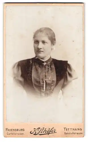 Fotografie K. Schäfer, Ravensburg, Gartenstr., Portrait Dame im Biedermeierkleid mit Brosche