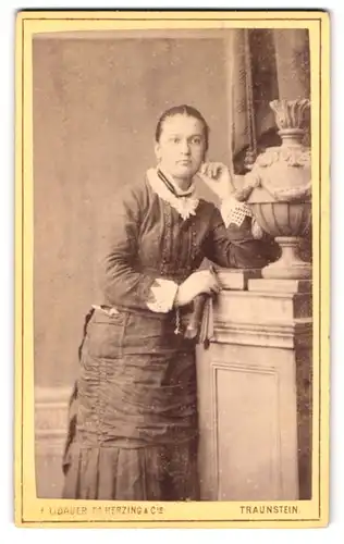 Fotografie Herzing & Co., Traunstein, Scheicherkellerstr., Portrait Dame im Biedermeierkleid mit Spitzenkragen