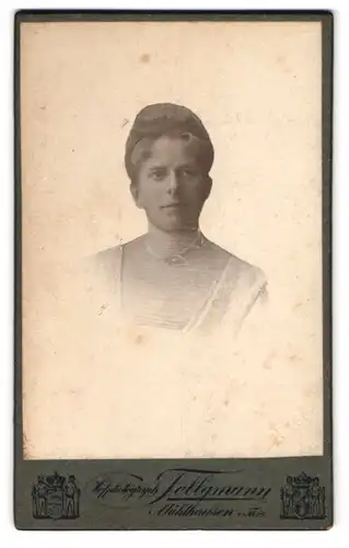 Fotografie Franz Tellgmann, Mühlhausen i. Th., Portrait junge Frau im hellen Kleid mit Hochsteckfrisur