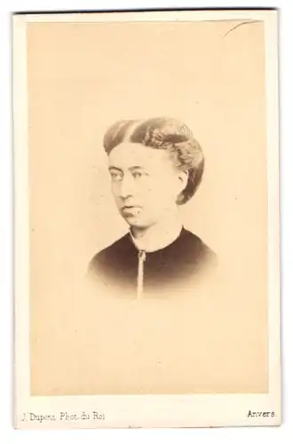 Fotografie J.Dupont, Anvers, Portrait DAme im Kleid mit zurückgebundenen Haaren