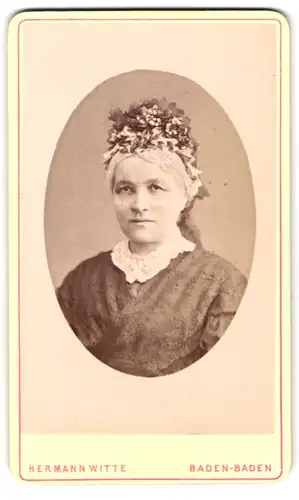 Fotografie Hermann Witte, Baden-Baden, Portrait ältere Dame im Kleid mit Kopfschmuck