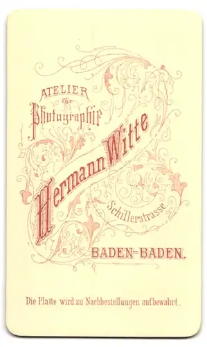 Fotografie Hermann Witte, Baden-Baden, Portrait ältere Dame im Kleid mit Kopfschmuck