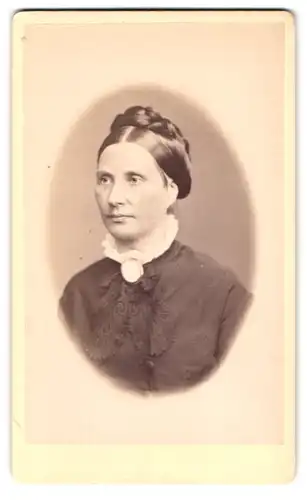 Fotografie HErmann Günter, Hannover, Marien-Str. 7, Portrait Dame im Biedermeierkleid mit Brosche und Hochsteckfrisur