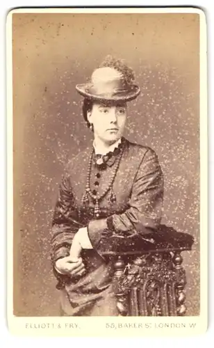 Fotografie Elliott & Fry, London, Baker Street 55, Portrait junge Frau im Kleid mit Perlenkette und Hut