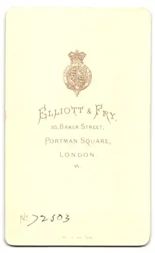 Fotografie Elliott & Fry, London, Baker Street 55, Portrait junge Frau im Kleid mit Perlenkette und Hut