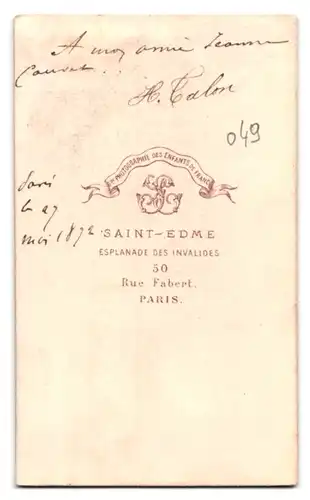 Fotografie Saint-Edme, Paris, Rue Fabert 50, Portrait kleiner Knabe im Anzug mit Degen und Scheide