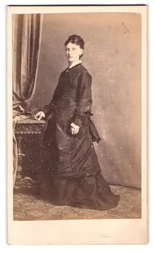 Fotografie J. B. Stacquet, Bruxelles, Rue des Sables 30, Portrait Frau im dunklen Kleid mit Hochsteckfrisur