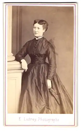 Fotografie E. Ladrey, Paris, Rue Richelieu 97, Portrait Frau im seidenen Kleid mit Brosche