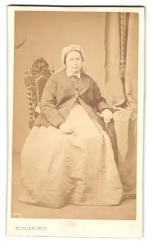 Fotografie Messier, Paris, Boul. Bonne Nouvelle 35, Portrait rundliche Frau im bürgerlichen Kleid mit Haube