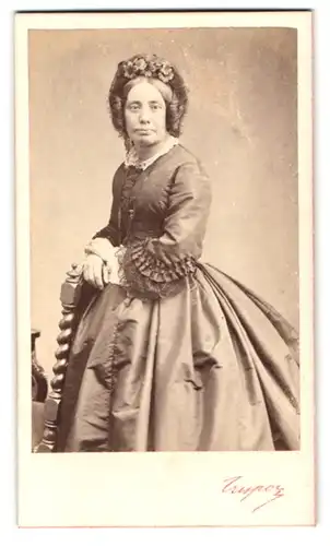 Fotografie Crepson, Nimes, Portrait Dame im Biedermeierkleid mit Haube