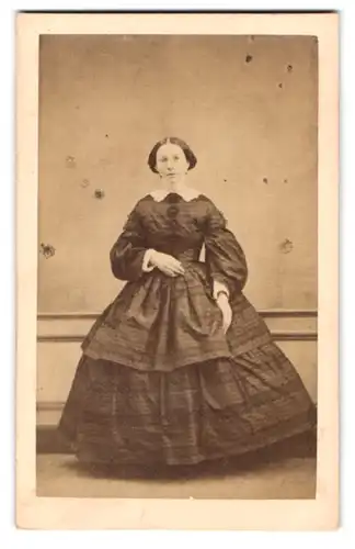 Fotografie Fotograf und Ort unbekannt, Portrait Dame im reifrock Kleid mit Spitzenkragen