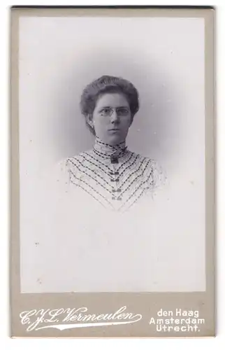 Fotografie C. J. L. Bermeulen, Den Haag, Tousfaintkade 11, Portrait Frau im bestickten Kleid mit Brille