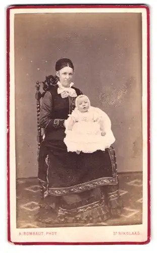 Fotografie A. Rombaut, St. Nikolaas, Nieuwstraat 60, Portrait Mutter im schwarzen Kleid mit Kleinkind auf dem Schoss