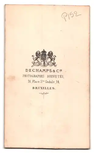 Fotografie Dechamps & Cie., Bruxelles, Place St. Gudule 14, Portrait ältere Dame im weiten Kleid mit Kopfbedeckung