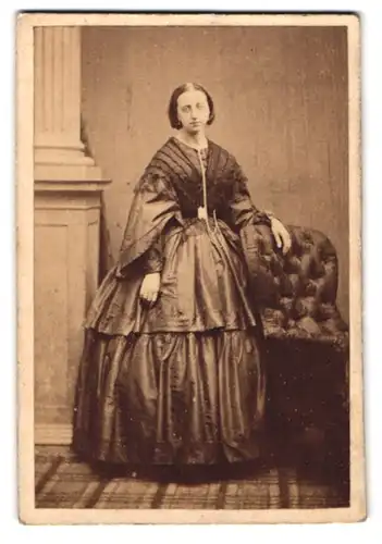 Fotografie Fotograf und Ort unbekannt, Portrait junge Frau im Reifrock Kleid mit Halskette