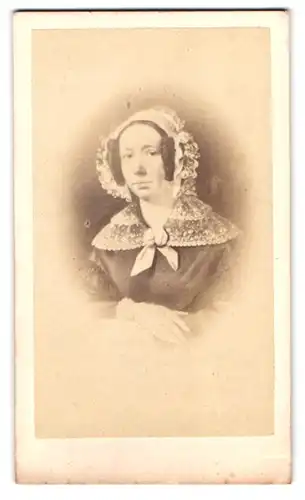 Fotografie Alph. Plumier, Bruxelles, Passage St. Hubert 27, Portrait Dame im Kleid mit Haube