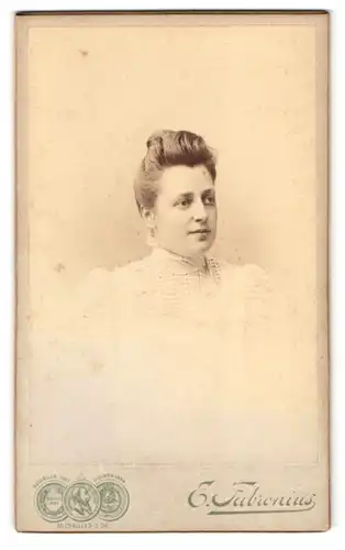 Fotografie E. Fabronius, Bruxelles, Rue Neuve 11, Portrait junge Frau im karierten Kleid mit Hochsteckfrisur