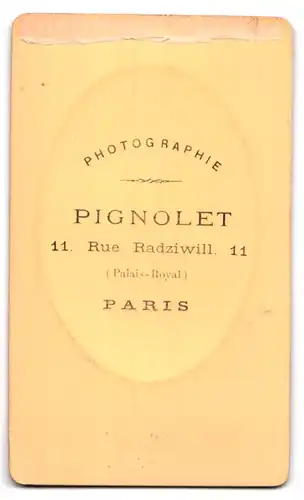 Fotografie Pignolet, Paris, Rue Radziwill 11, Portrait ältere Frau im Kleid mit Schleife und Haube