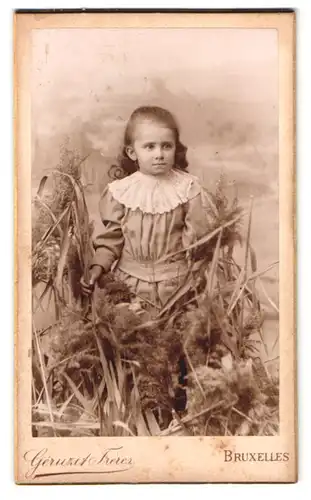 Fotografie Geruzet Freres, Bruxelles, Rue de l`ecuyer 35, Portrait kleines Mädchen im Kleid mit Rüschenkragen