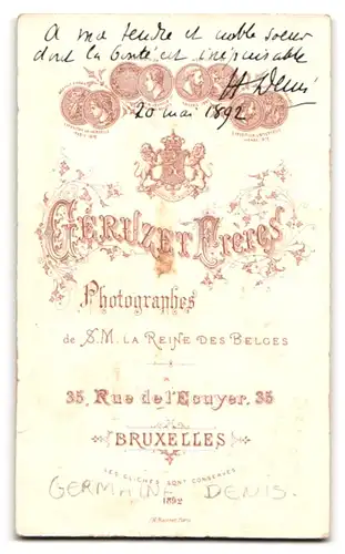 Fotografie Geruzet Freres, Bruxelles, Rue de l`ecuyer 35, Portrait kleines Mädchen im Kleid mit Rüschenkragen