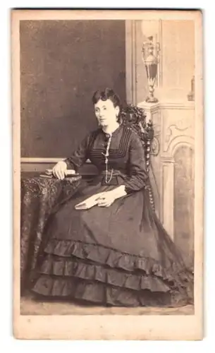 Fotografie Fotograf und Ort unbekannt, Portrait Dame im Biedermeierkleid mit Halskette sitzt im Atelier