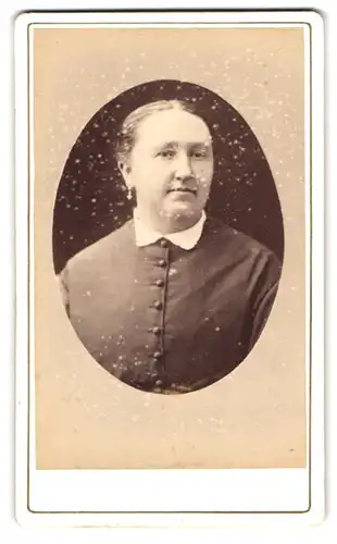 Fotografie A. Dandoy, Namur, Rue de Lastation 6, Portrait rundliche Frau im Kleid mit Ohrringen