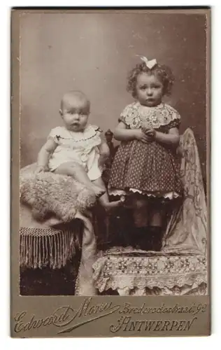 Fotografie Edward Monu, Antwerpen, Brederodestraat 92, Portrait Mädchen im pünktchenkleid und Kleinkind im weissen Kleid