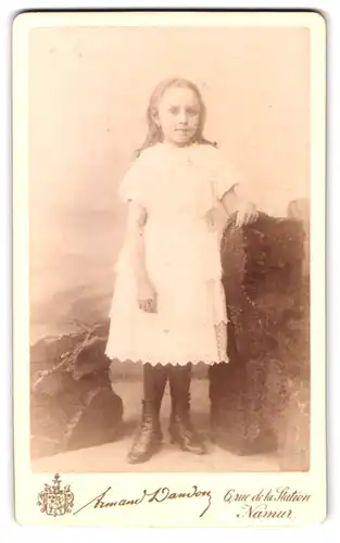 Fotografie Amand Wandon, Namur, rue de la Station 6, Portrait Fina Hamon im weissen Kleid vor einer Studiokulisse