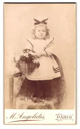 Fotografie M. Angelidis, Paris, Rue Vauquelin 21, Portrait kleines Mädchen im weissen Kleid mit Blumenkorb