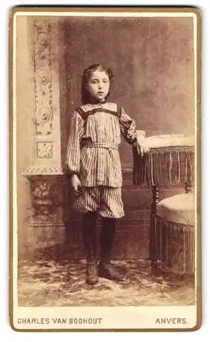 Fotografie Charles van Boghout, Anvers, Rue des Peignes, Portrait Mädchen im gestreiften Anzug mit Locken