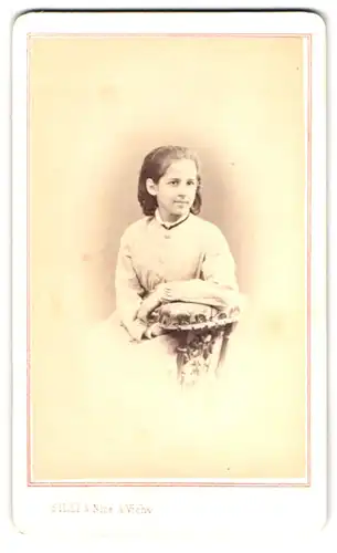 Fotografie Silli, Vichy, Quai Massena 9, Portrait Mädchen im hellen Kleid mit Haarreif