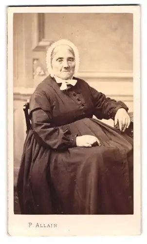 Fotografie P. Allain, St. Germain, Rue St. Dominique 44, Portrait alte Frau im bürgerlichen Kleid mit Haube