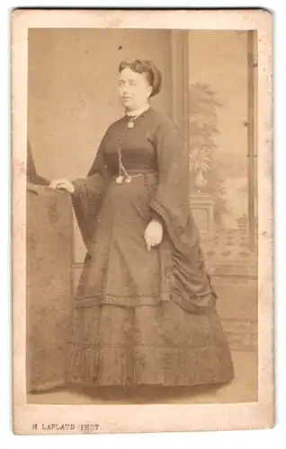 Fotografie Hubert Lapland, Paris, Boulevart de Magenita 105, Portrait Dame im Biedermeierkleid mit Halskette