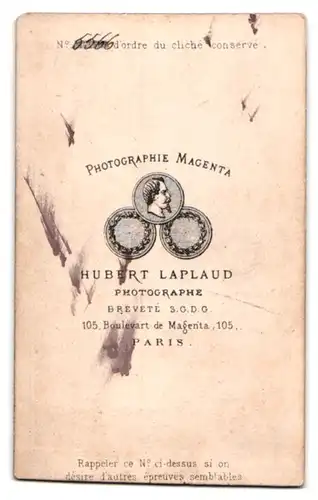 Fotografie Hubert Lapland, Paris, Boulevart de Magenita 105, Portrait Dame im Biedermeierkleid mit Halskette